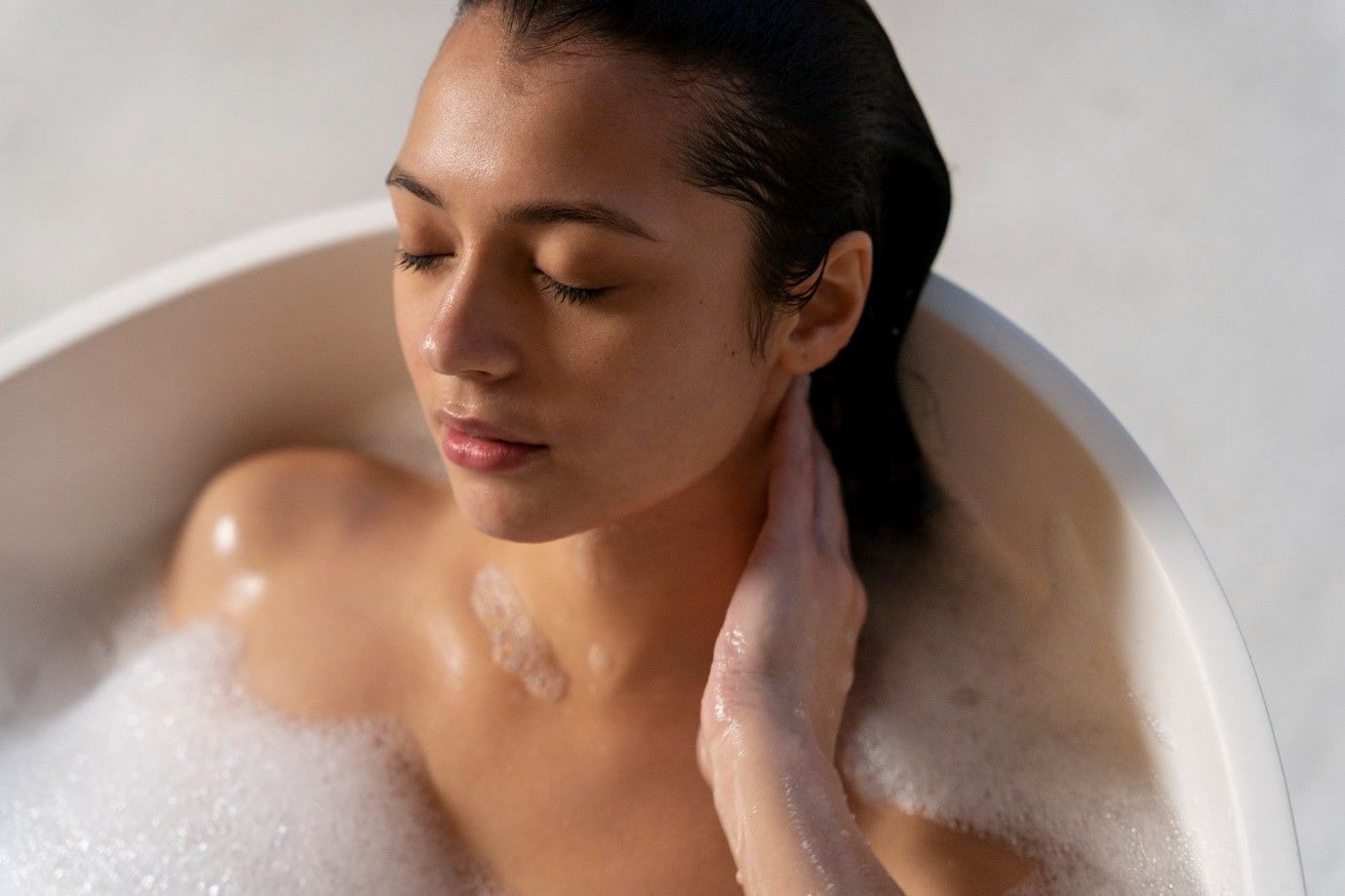 Showering lowers body temperature, reduces sweating, and relaxes your mind (Image by Freepik)